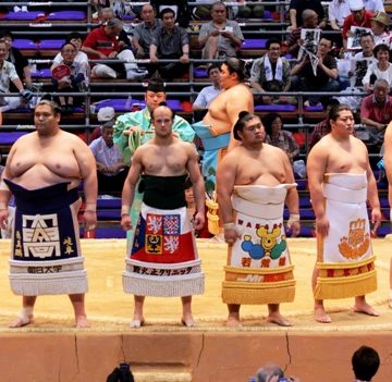 big & small sumo wrestlers face each other