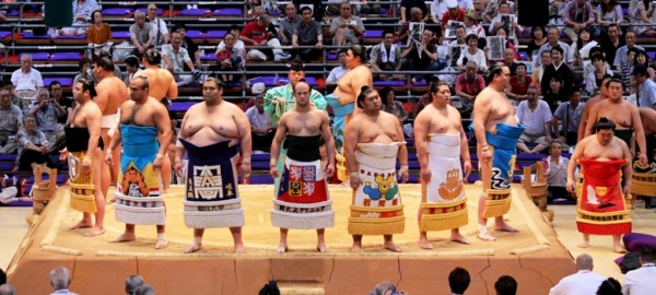 big & small sumo wrestlers face each other