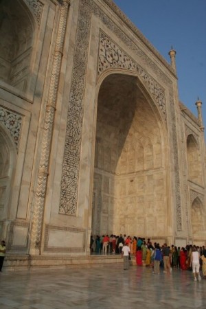 crowd going into Taj Mahal